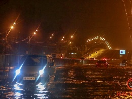Днепр снова заливает: как машины "плавали" после очередного ливня