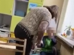 Жестокое воспитание: в Киеве педагог избила ребенка-инвалида на глазах учеников
