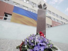 В Киеве открыли памятник медикам, умершим от COVID-19