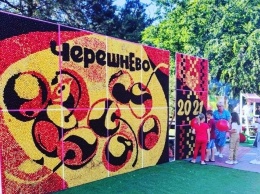 Фестиваль в Мелитополе удивил массовостью и самой большой картиной из черешни