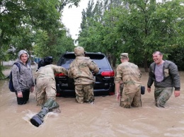 Бороться с последствиями стихии в Крыму помогают 1,5 тыс. военнослужащих