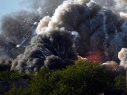 В центре Москвы - пожар и взрывы на складе пиротехники