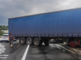 ДТП на трассе Киев-Чоп: движение частично заблокировано