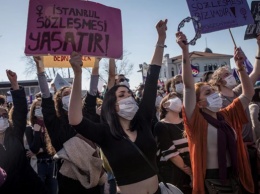 Женщины в Турции вышли на протест из-за Стамбульской конвенции