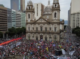 От COVID-19 в Бразилии погибли полмиллиона человек - в стране вспыхнули протесты