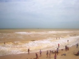 Море превратилось в грязное месиво: Кирилловку накрыл шторм (видео)