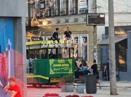 «Опасные игры»: в Днепре парни прокатились на крыше трамвая
