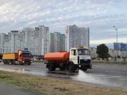 Поливают дороги и не пускают фуры: как киевские коммунальщики борются с жарой