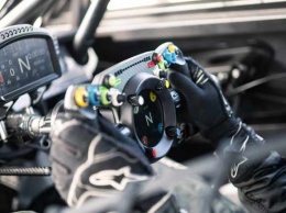 Bentley представила уникальное рулевое колесо для виртуальных и реальных гонок (ВИДЕО)