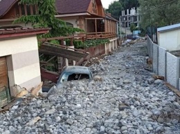 Ялтинский поселок «затонул» под кучами мусора и камней