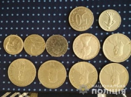 В Киеве группа домушников похитила коллекционные монеты и дорогой алкоголь