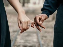 Пожениться и развестись у нотариуса: сколько будет стоить