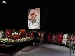 Заплаканный Якубович и трогательная речь Эрнста: как прошло прощание с Лысенко