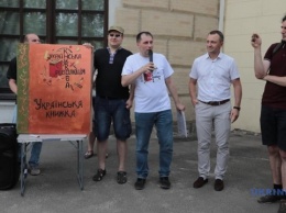 В Киеве писатели и деятели культуры провели акцию «Поддержи украинскую книгу»