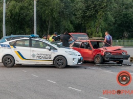 В Днепре на Набережной Заводской столкнулись ВАЗ и Mazda: видео момента ДТП