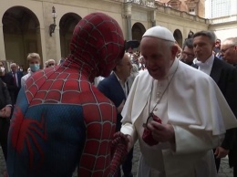 Папа Римский встретился с "Человеком-пауком"