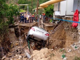 В Кореизе спасатели достали из завалов автомобили