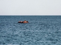 Не оставляйте одних: в Кирилловке трех детей на матрасе унесло в открытое море