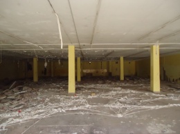В оккупированном Перевальске мародеры разграбили торговый центр «Марс» (фото)