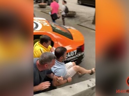 Директор Информатора попался на краже автомобильных колпачков для видео в TikTok