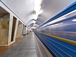 В Киеве приостановили синюю ветку метро: под поезд попал человек
