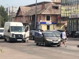 На проспекте Металлургов в Кривом Роге микроавтобус столкнулся с легковушкой, - ФОТО