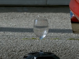 Может ли бокал для вина треснуть из-за выхлопной системы автомобиля (видео)
