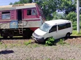 На железнодорожном переезде в Харьковской области поезд врезался в микроавтобус: водитель в тяжелом состоянии, - ФОТО