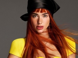 Дуа Липа с огненными волосами снялась для Versace