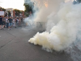 Появились фото и видео с акции националистов, забросавших дымовыми шашками людей перед концертом Басты в Киеве