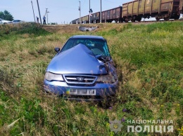 В Запорожской области легковушка влетела в поезд - фото