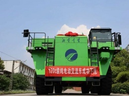 Китайцы выпустили 120-тонный карьерный самосвал на батарейках