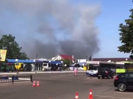 Под Харьковом - масштабный пожар на рынке: горят магазины стройматериалов, - ВИДЕО