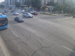 В Днепре на Набережной Победы ВАЗ столкнулся с Daewoo и отлетел на отбойник: видео момента