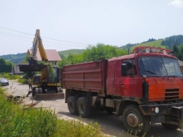 На Закарпатье начали ремонтировать дорогу к еще двум туристическим «магнитам»