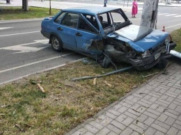 В Левобережном районе водитель разбил машину о столб, спасая велосипедиста, - ФОТО