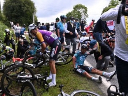 Женщина с плакатом спровоцировала массовую аварию на Тур де Франс