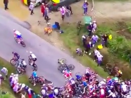 Массовый завал велосипедистов на "Тур де Франс": спортсмены получили жуткие травмы