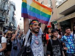 В Стамбуле полиция газом разогнала гей-прайд
