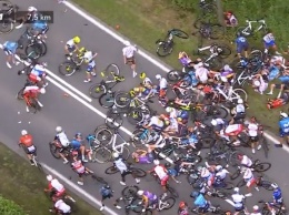 "Тур де Франс" стартовал с массового завала велосипедистов (видео)