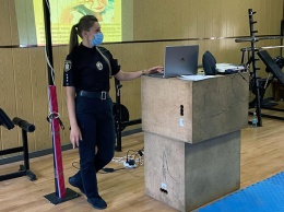 Херсонские патрульные продолжают учить местных девушек самообороне