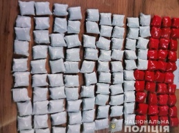 В Запорожье задержали местного жителя, который делал закладки наркотиков в могилах. Фото