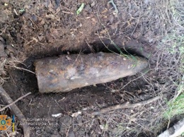 Поисковики нашли в поле Криворожья артиллерийский снаряд