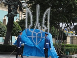 Возле Рады установили «Тризуб» и подняли флаг Украины