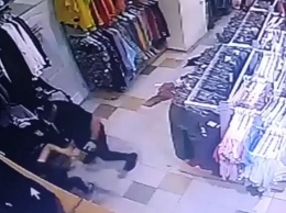 Жесть: в Запорожье в магазине мужчина сильно избил бывшую девушку