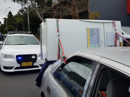 Водитель «Тойоты Камри» попытался перевезти холодильник на машине