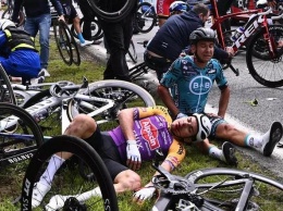 Болельщица с плакатом вызвала падение десятка велосипедистов на «Тур де Франс» (ВИДЕО)