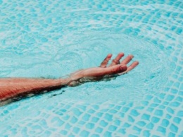 Отдыхающий из Каховского района повредил позвоночник, неудачно прыгнув в бассейн