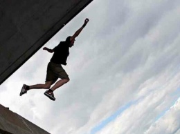 Наступила клиническая смерть: в Харькове парень прыгнул с моста и получил тяжелые травмы