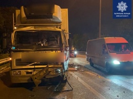 В Киевской области грузовой автомобиль врезался в автобус с десятками пассажиров